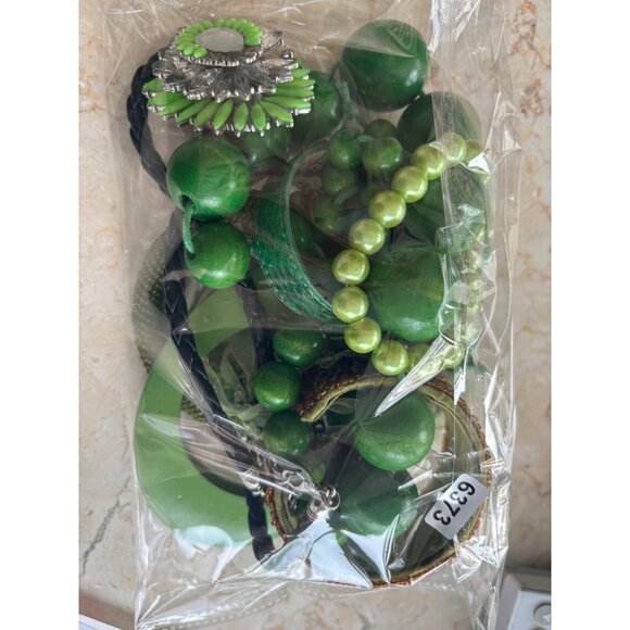 Mixed Green Jewelry Lot: Beaded Necklaces Bracelets Bangles & Accessories - Picture 9 of 9
